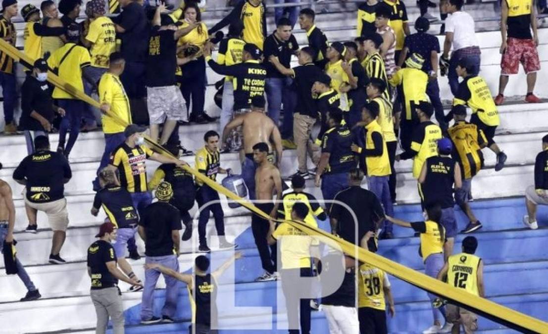 Una imagen lamentable de los aficionados del Real España que se pelearon entre ellos mismos en las gradas del estadio Olímpico.