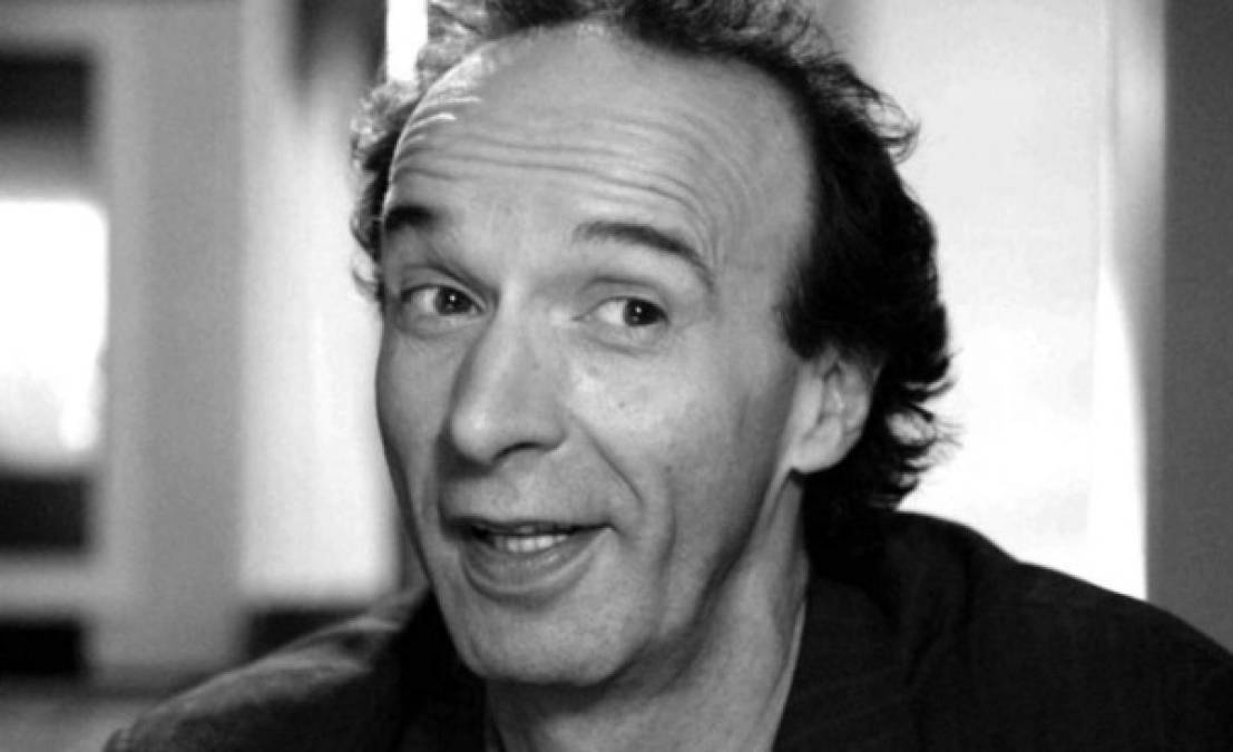 Roberto Benigni no sólo es el genio del maravilloso guión de La Vida es Bella, Benigni es el actor de ella. Su extraordinario papel de Guido Orefice, el alegre y carismático hombre de origen judio le valió el Óscar al mejor actor.