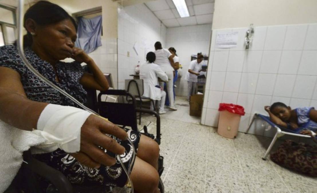 Marta Zoila López, de 58 años, relata a la AFP que el domingo estaba en la comunidad de Guajiquiro, próxima a La Paz, cuando comenzó a sentir los síntomas. 'Me empezó un dolor de estómago, dolor de cabeza y en los huesos, vómito y hemorragia' en la nariz y las encías, cuenta. De inmediato fue llevada al hospital donde, según las enfermeras, aún sigue en estado delicado.