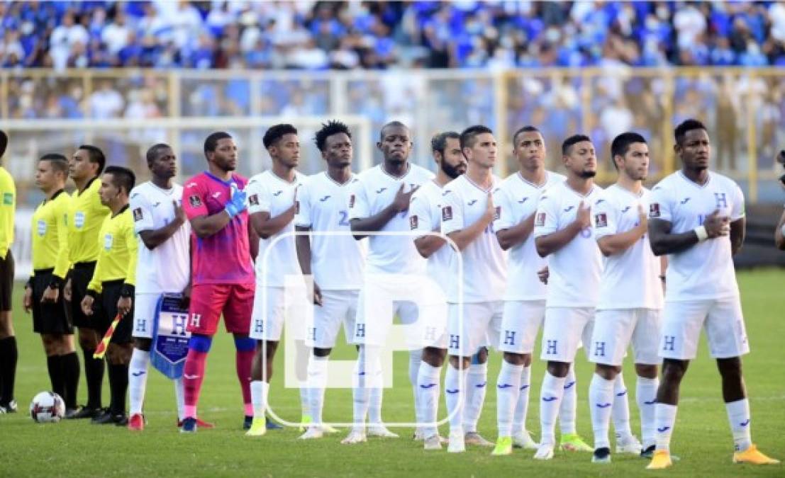 Los jugadores hondureños entonando a todo pulmón el himno nacional de Honduras.