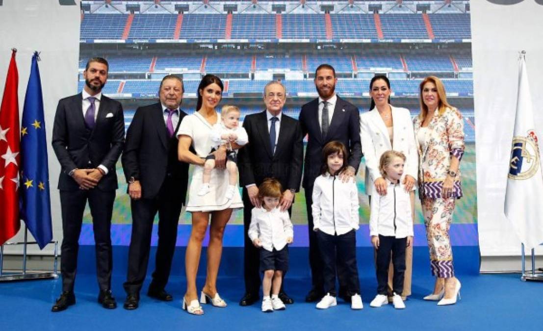 Sergio Ramos y Florentino Pérez posan junto a la familia del futbolista en el acto de despedida del Real Madrid.