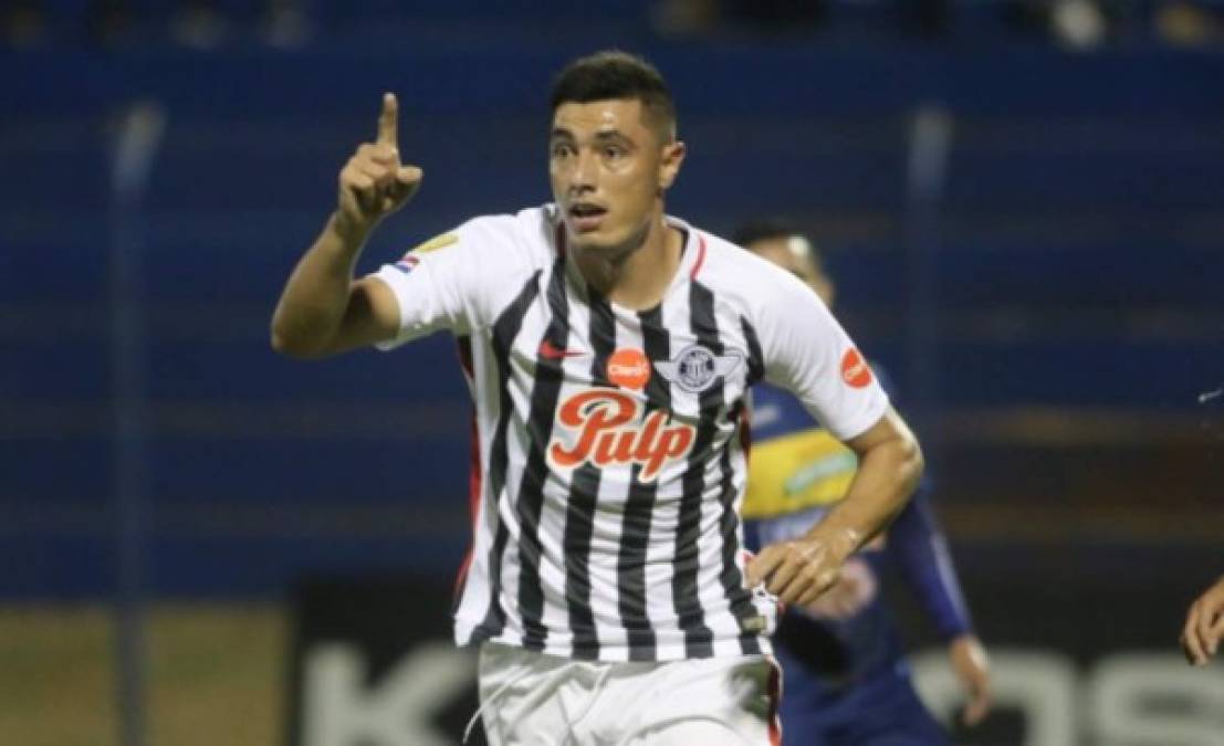La otra versión mencionada en la televisión paraguaya es que el goleador de Libertad, Óscar 'Tacuara' Cardozo, tuvo relaciones con la pareja de Leonel Álvarez, Johanna García.