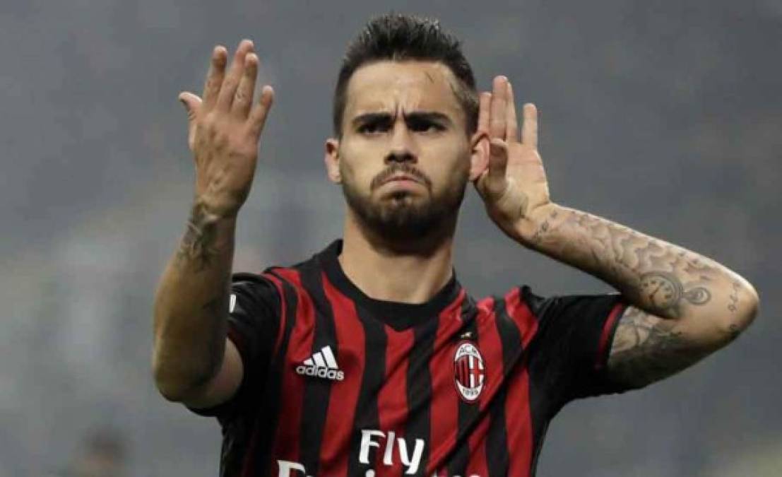 Suso: El jugador español del Milan, que podría salir del equipo italiano este verano, tendría grandes pretendientes en la Premier League de Inglaterra. o. El Liverpool, club en el que militó hace algunas temporadas y Tottenham, serían los más interesados.