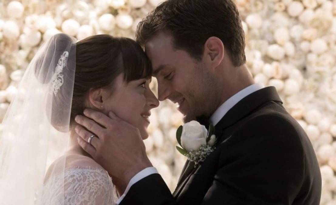 1. Anastasia y Christian se adaptan a la vida matrimonial. <br/><br/>Pero a medida se desarrolla la historia la vida de los recién casados se dificulta cuando enemigos del pasado, así como la naturaleza controladora de Grey, poner en peligro sus sueños de una vida hermosa.