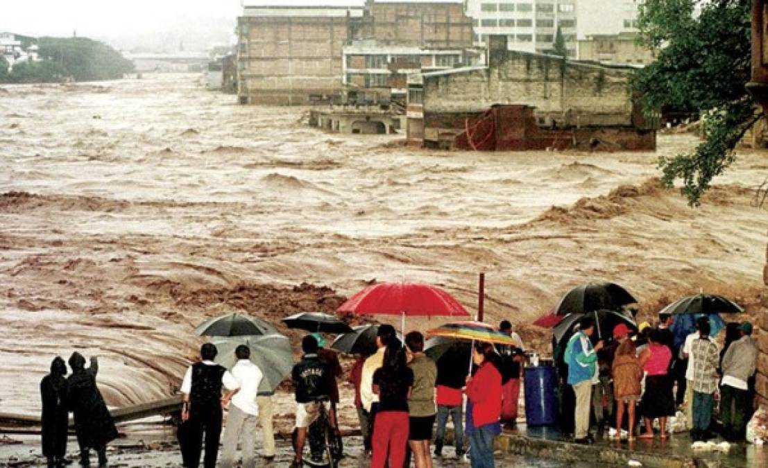 El 24 de octubre de 1998 el Huracán Mitch se convirtió en la tormenta más mortífera de la vertiente atlántica. Tras su paso dejó cerca de 18 mil muertos y pérdidas millonarias en América Central.<br/><br/>Con vientos sostenidos de 290 km/h, obligó además a la evacuación de 45 mil personas de las Islas de Bahía, en Honduras, otras 100 mil en las costas del Caribe, más de 10 mil en Guatemala y cerca de 20 mil en el estado de Quintana Roo, México.<br/>