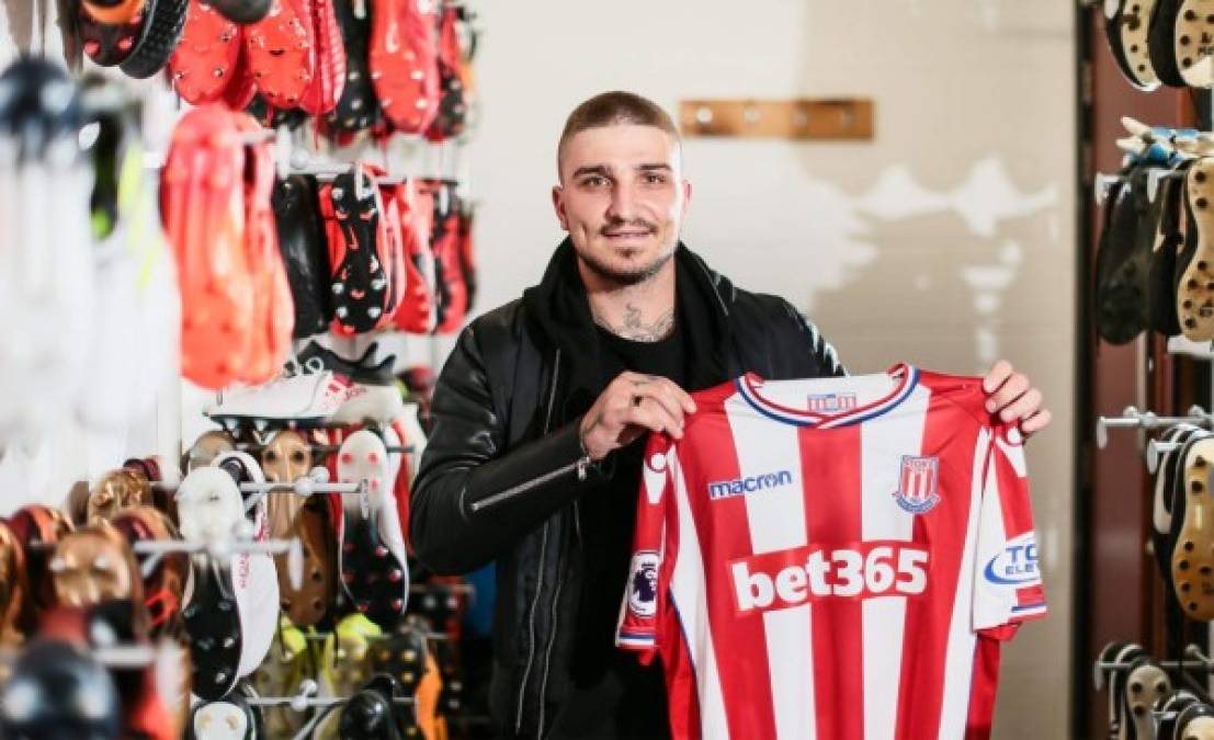 El Stoke City anunció la cesión del defensa griego Kostas Stafylidis, procedente del Augsburgo.