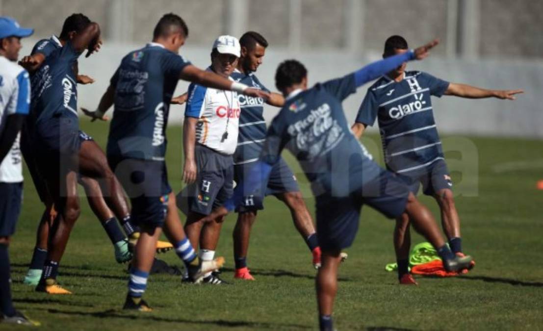 La Selección Nacional de Honduras cumplió este jueves con su cuarto día de entrenamiento en Comayagua, de cara al primer partido del repechaje intercontinental contra Australia, en busca de un boleto al Mundial de Rusia 2018. Los trabajos comenzaron con un rondo en espacio reducido donde se busca perfeccionar la tenencia de balón para contrarrestar a Australia. Posteriormente se dividieron en dos grupos, en uno de ellos se encontraba Alex López, Carlo Costly y Johnny Palacios, piezas que serían titulares el 10 de noviembre.