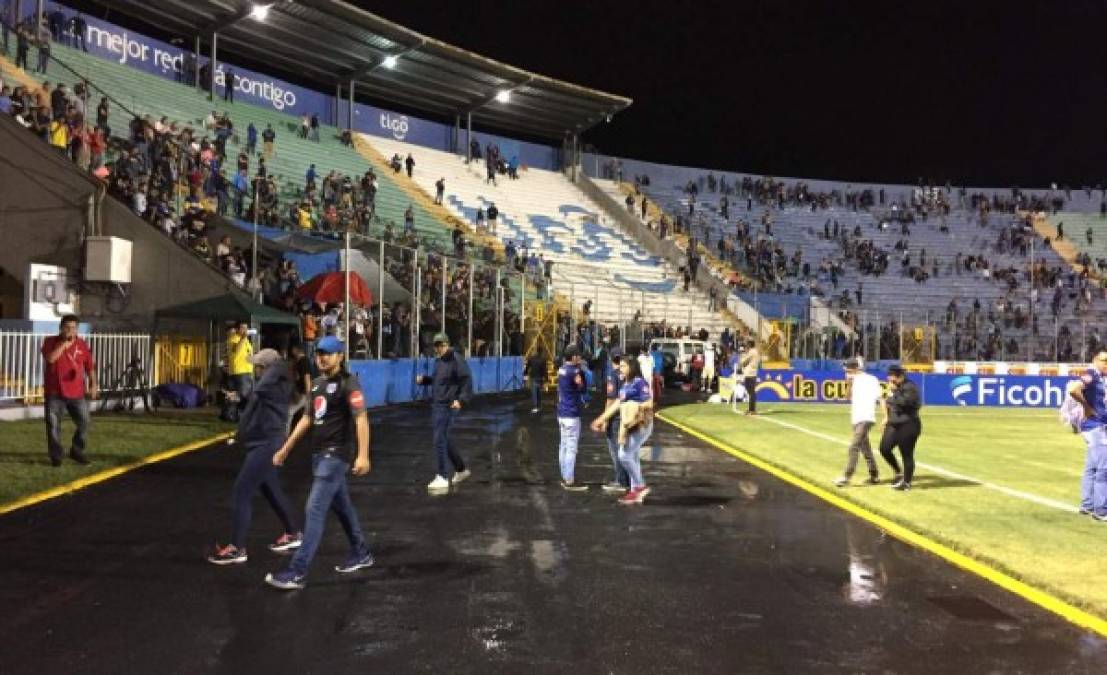 Además de los disturbios en las afueras del estadio Nacional, en el césped del recinto deportivo también se vivieron minutos de pánico.