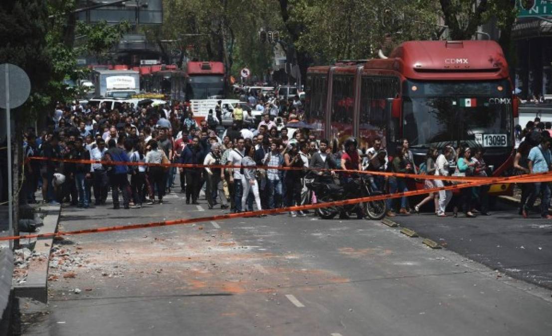 Gente aglutinada en el Estado de Puebla después del sismo.