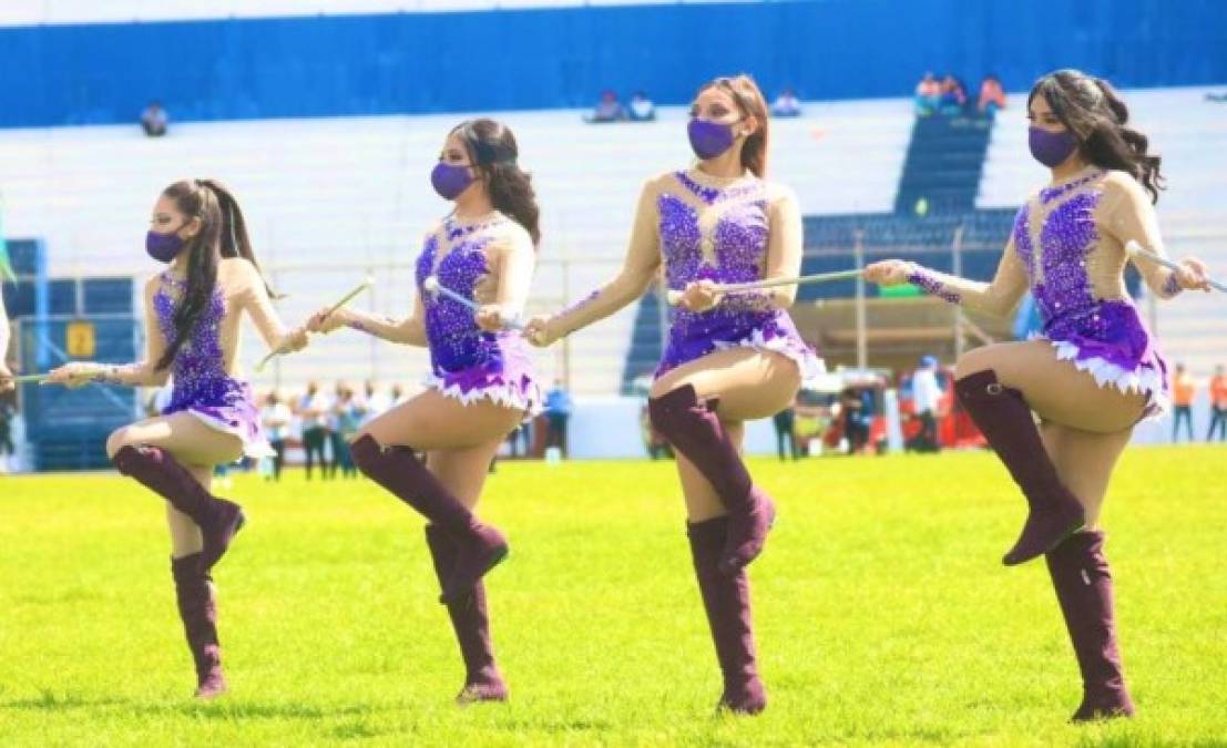 Cientos de ciudadanos llegaron al Estadio Nacional para disfrutar de este espetáculo que festejó 200 años de independencia patria.