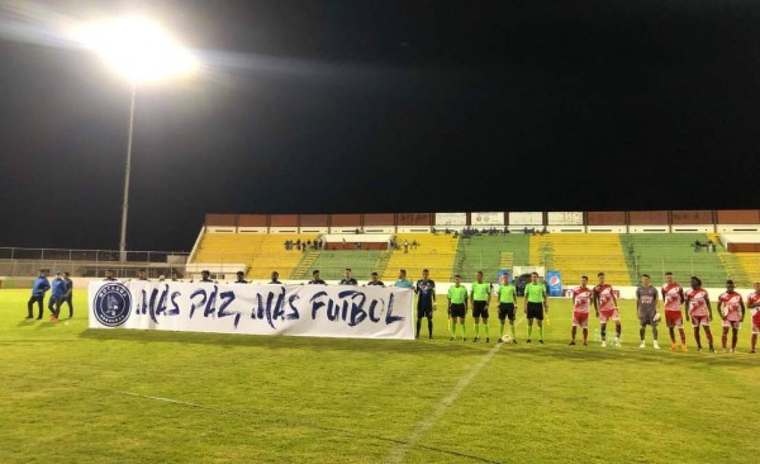 'Más paz, más fútbol', con este mensaje en un cartel salieron los jugadores del Motagua al campo del estadio Carlos Miranda de Comayagua para el partido ante el Vida.