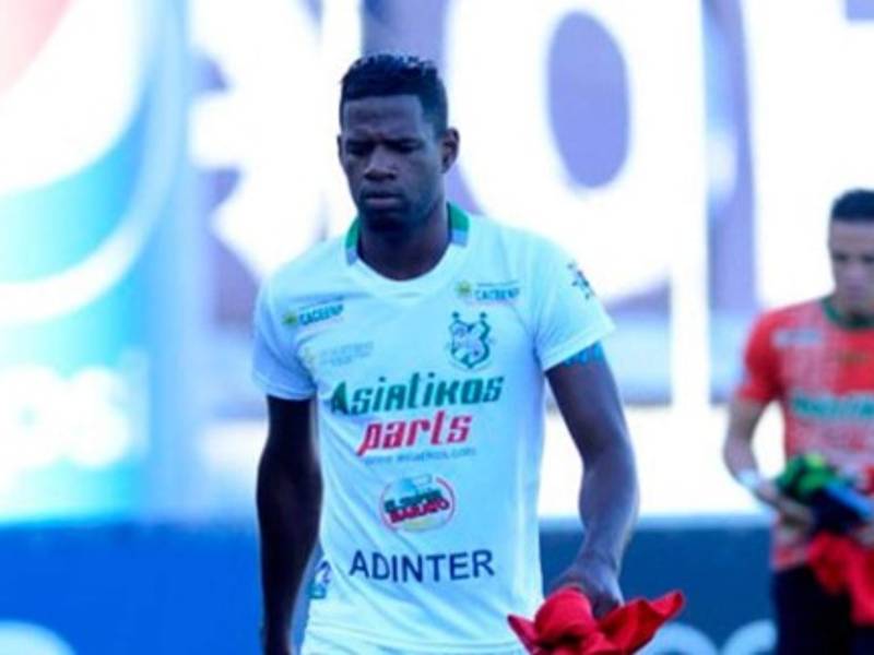 El jugador se desempeña como centro delantero.