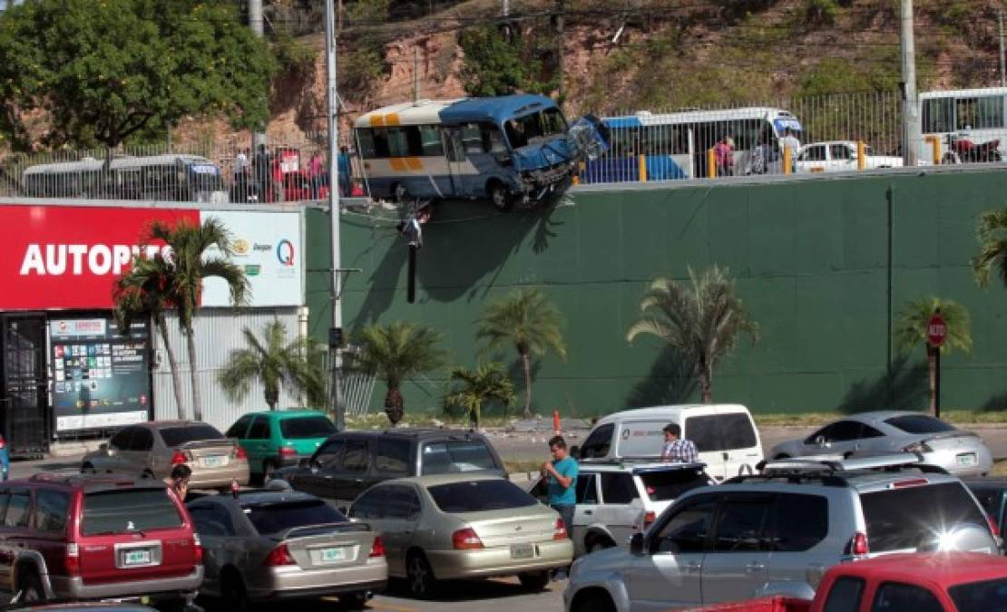 Tras impactar contra un taxi el bus del servicio rapidito estuvo a punto de caer en el estacionamiento del centro comercial Las Cascadas.