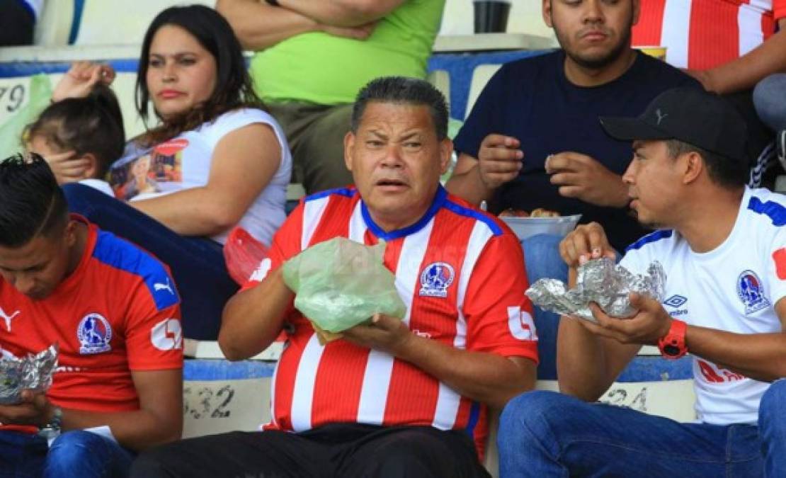 Las respectivas comidas no podían faltar en los estadios de Honduras.