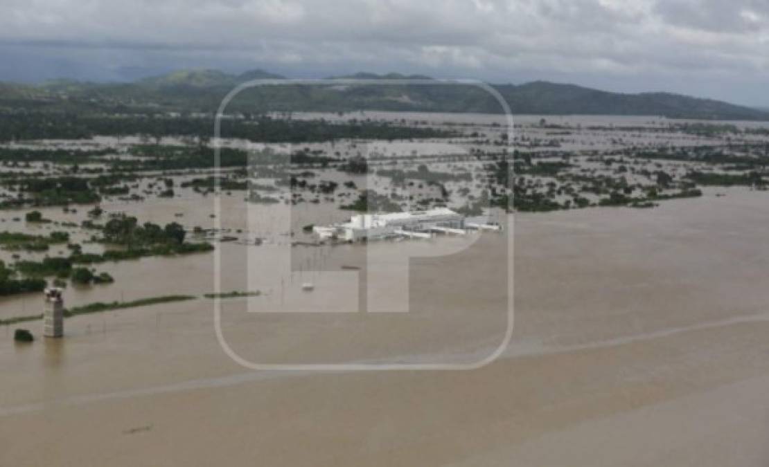 El aeropuerto se vio severamente afectado por las inundaciones que dejaron los huracanes Iota y Eta a su paso por Honduras.