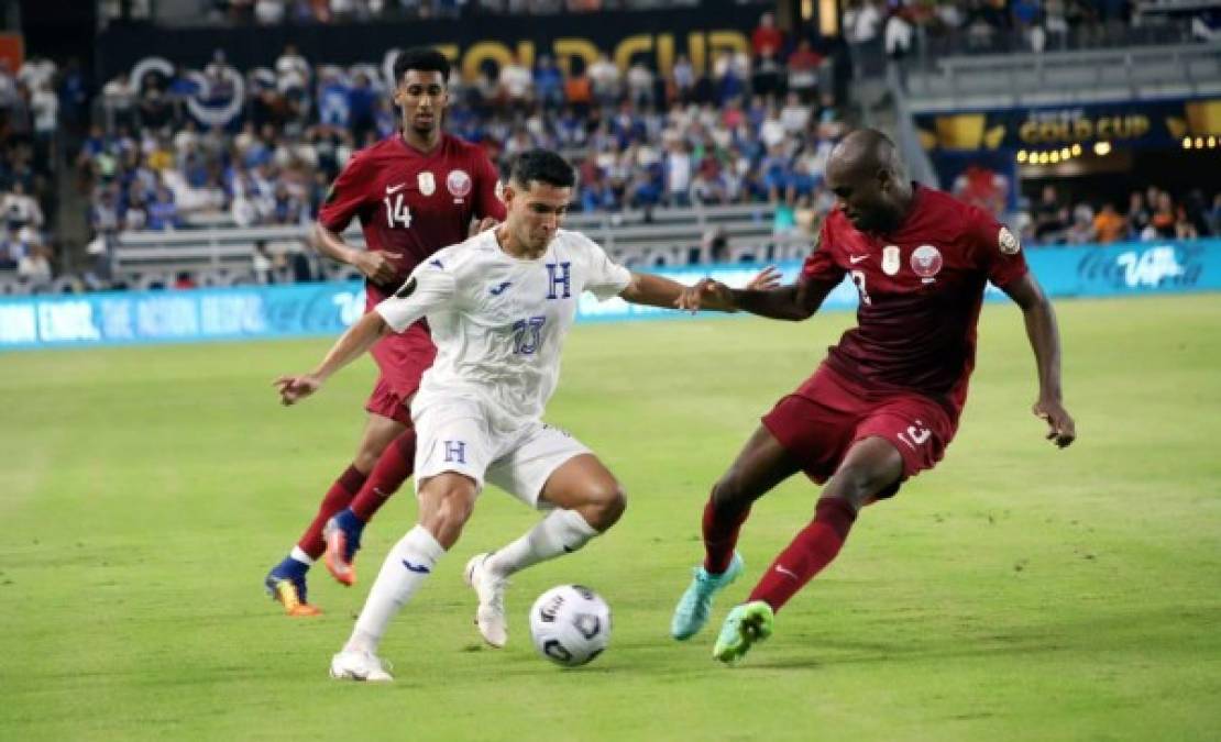 Jhow Benavídez trata de superar al lateral izquierdo qatarí Abdelkarim Hassan.