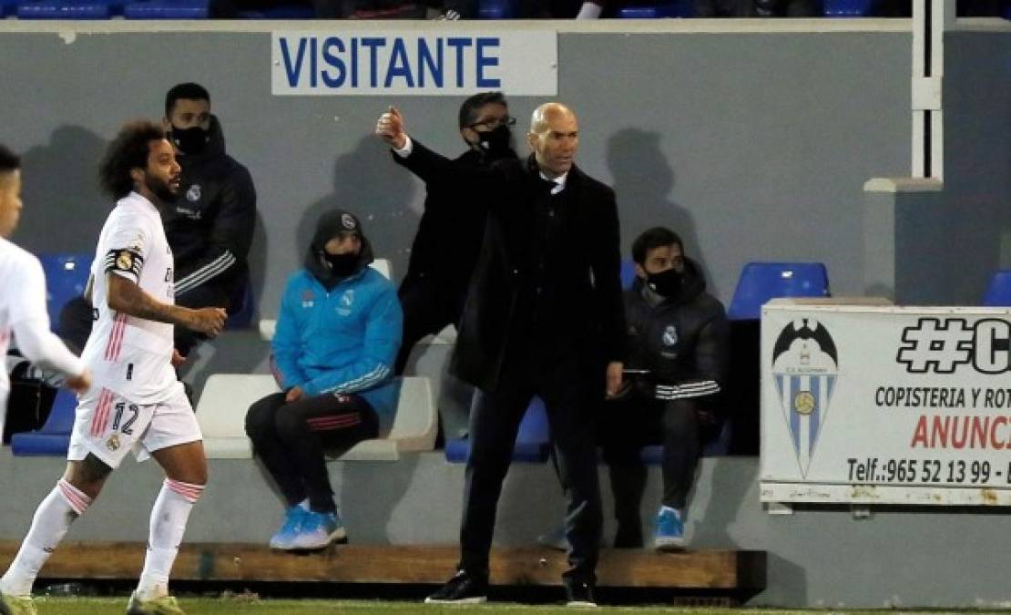 Zinedine Zidane dando indicaciones desde su banquillo.