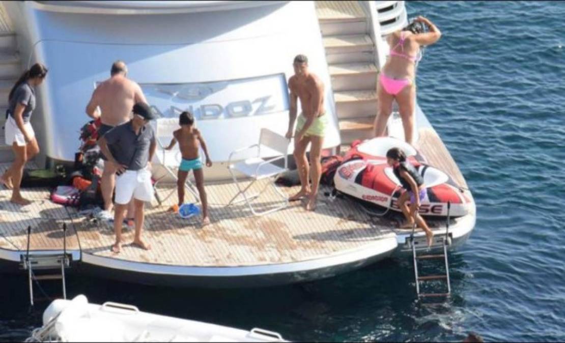 El delantero, que sufrió un esguince en su rodilla, se fue con su familia al barco, cuyo costo de alquiler ronda los 14 mil euros por día, casi el doble de lo que sale el de Lionel Messi quien también se encuentra en Ibiza.