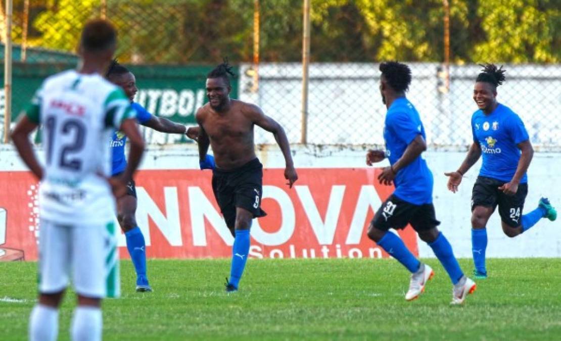 El trinitense Jerrel Britto se quitó la camiseta para celebrar su gol que le dio la victoria al Honduras Progreso contra el Platense.