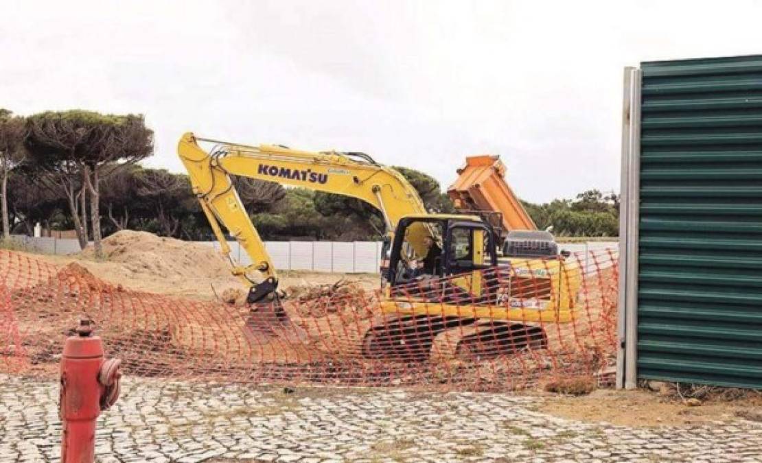 Cristiano Ronaldo ha decidido construir una increíble mansión en uno de los lugares más caros de su país. Las máquinas excavadoras ya empezaron a preparar los cimientos para empezar a edificar.