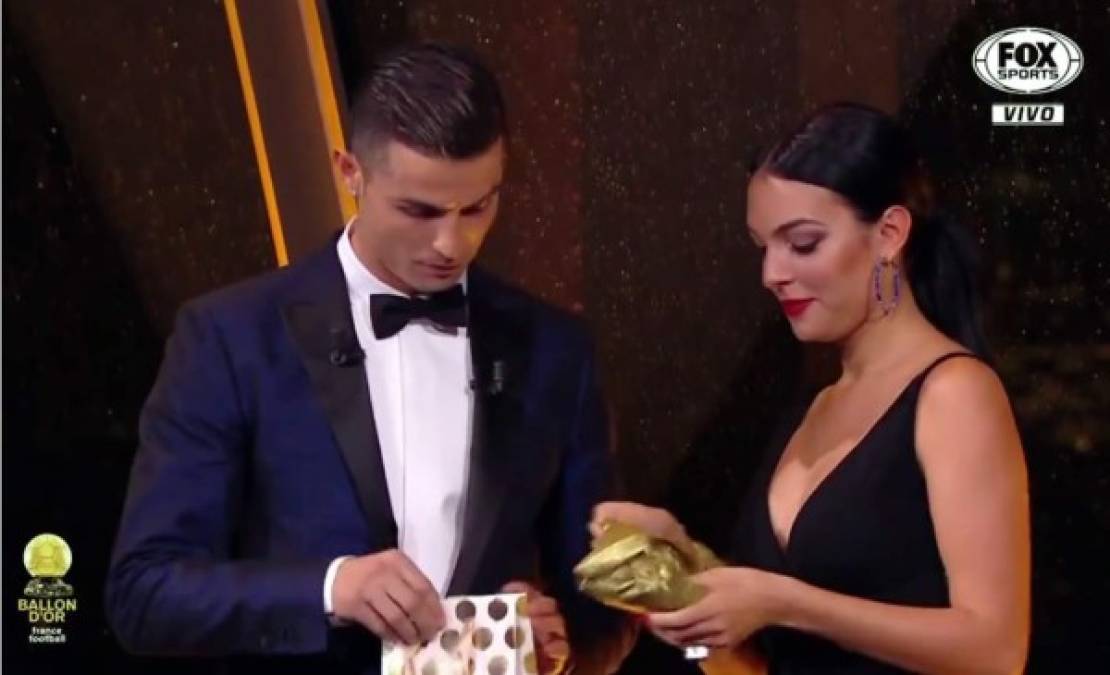 La revista France Football también dio un regalo a la pareja Cristiano-Georgina.