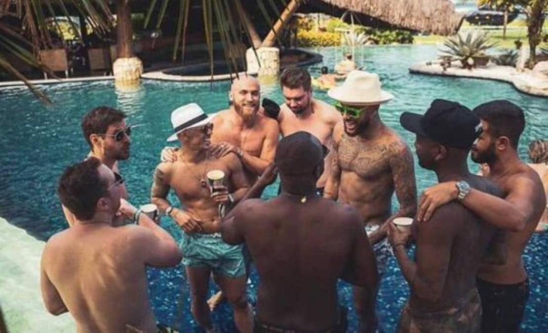 Neymar ha vuelto a captar los reflectores del mundo luego de que se han filtrado fotos de la alocada fiesta que armó para despedir el 2019 y recibir el 2020. Horas después de lo acontecido, se informa que el PSG se encuentra preocupado por el tremendo 'fiestón'. Fotos Instagram.