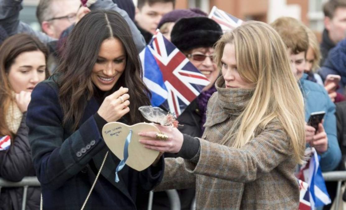 4. No puede aceptar algunos regalos<br/><br/>En la boda de Harry y Meghan a principios de este año, los recién casados ​​recibieron montones de regalos de fans, valorados en un aproximado de 7 millones de libras, los que tuvieron que regresar debido al protocolo real.<br/><br/>Así que es muy probable que la duquesa de Sussex se vea obligada a rechazar regalos de negocios o personas que no conoce personalmente (por ejemplo, marcas o fanáticos reales), y la razón es muy clara.<br/><br/>“Los obsequios ofrecidos por personas privadas que viven en el Reino Unido y que no son personalmente conocidos por miembros de la familia real deben rechazarse cuando existan dudas sobre la procedencia o las motivaciones del donante”, establece la norma. Y también hay otro motivo para hacer la devolución: “Por razones de seguridad, el Equipo de Correspondencia de la Reina no puede aceptar regalos que no hayan sido solicitados”.<br/>