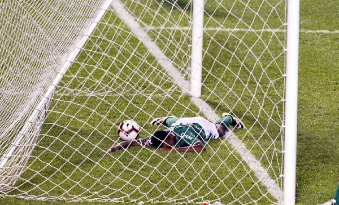 El defensa Bryan Johnson, abatido en el césped, dentro de la portería del Marathón tras un gol del Santos.