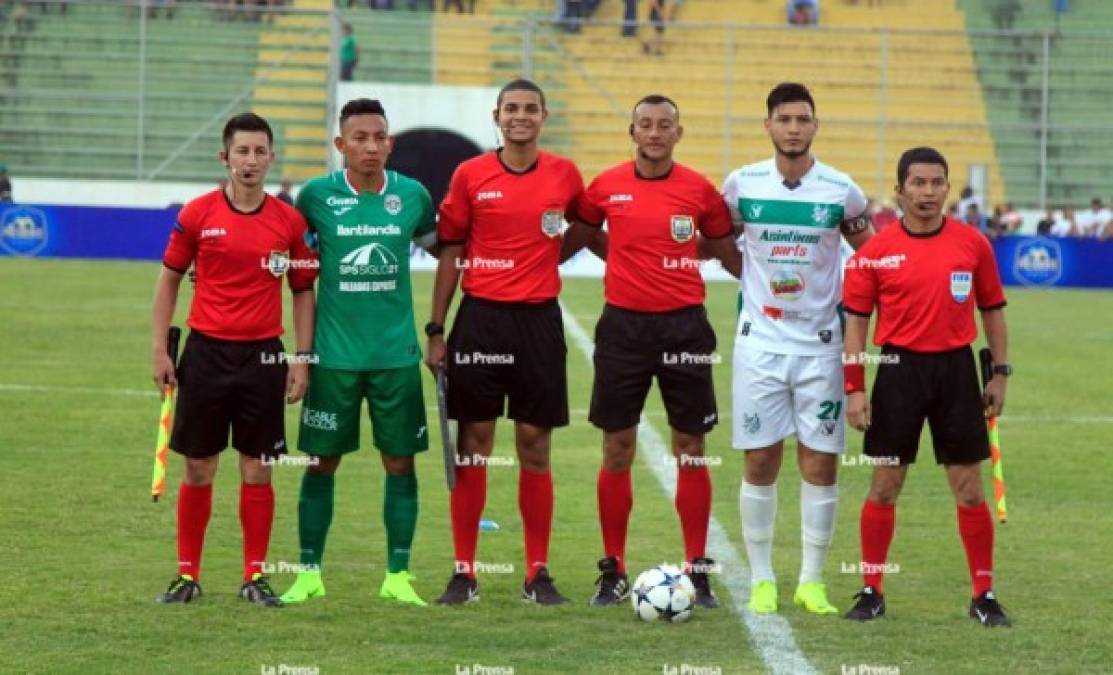 Los capitanes Allan Banegas, del Marathón, y Jeffri Flores, del Platense, posando con los árbitros del partido.