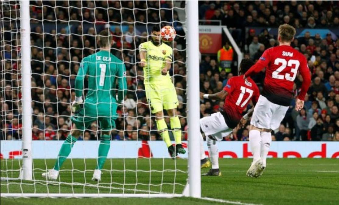 Luis Suárez al momento de realizar el cabezazo que luego desvió Luke Shaw al fondo de la portería para el gol del Barcelona.