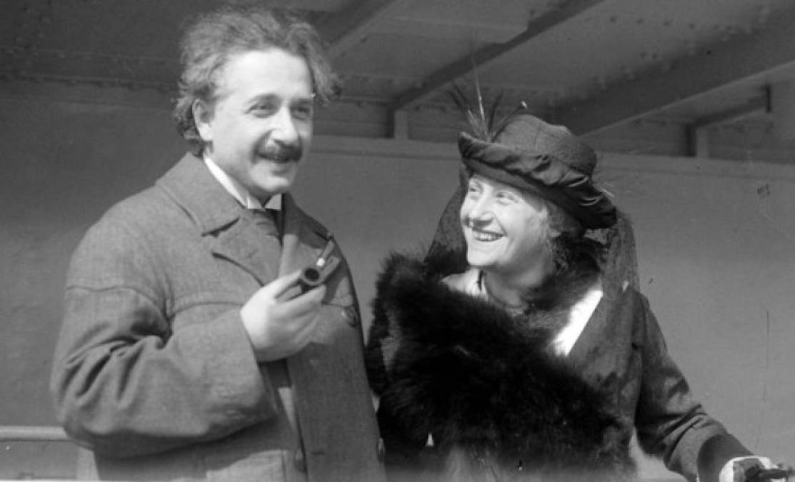 En la imagen Einstein junto a Elsa. Imagen tomada de https://www.pinterest.es/pin/447404544218056343/