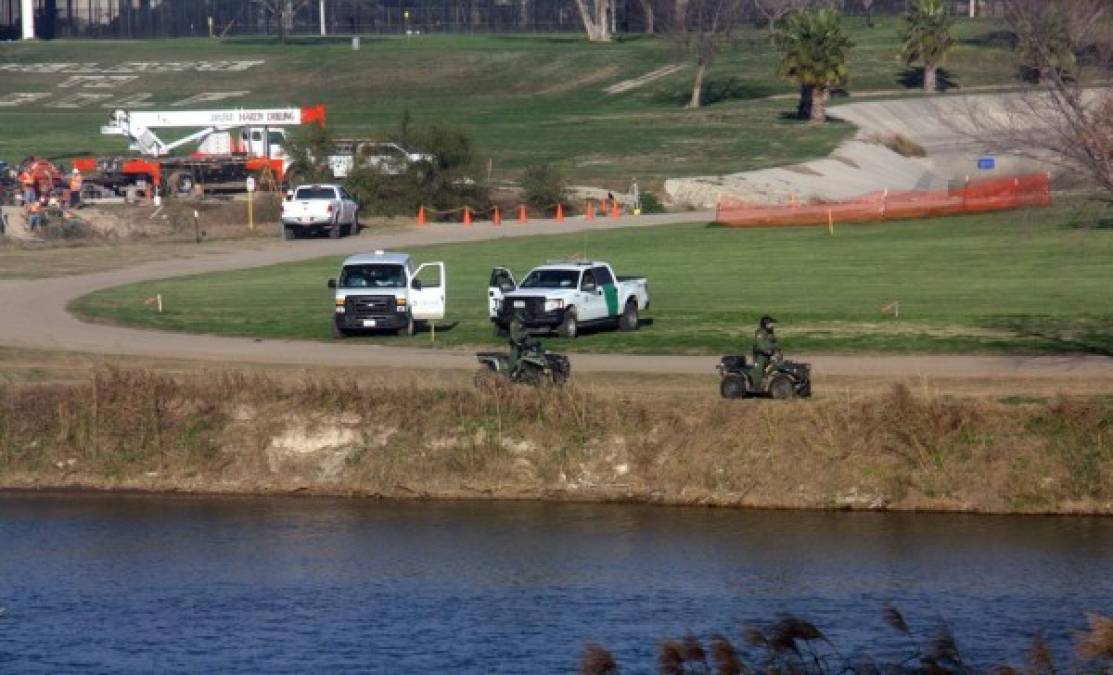 La Patrulla Fronteriza también reforzó su presencia en los cruces de Laredo e Eagle Pass, por la llegada de los más de 2,000 migrantes en los últimos tres días a Piedras Negras, Coahuila.