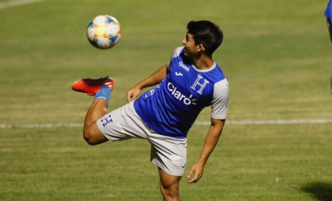 El mediocampista Jonathan Rubio se puso por primera vez la camiseta de la selección de Honduras en un entrenamiento. El chico llegó este martes en horas del mediodía a Tegucigalpa.