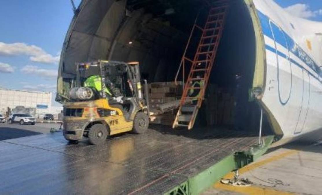 Rusia divulgó un que mostró al aparato cargado con cientos de cajas a su llegada al aeropuerto John F. Kennedy de Nueva York.