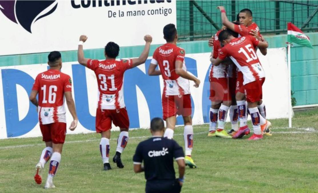 El festejo de los jugadores del Vida tras un gol contra el Marathón.