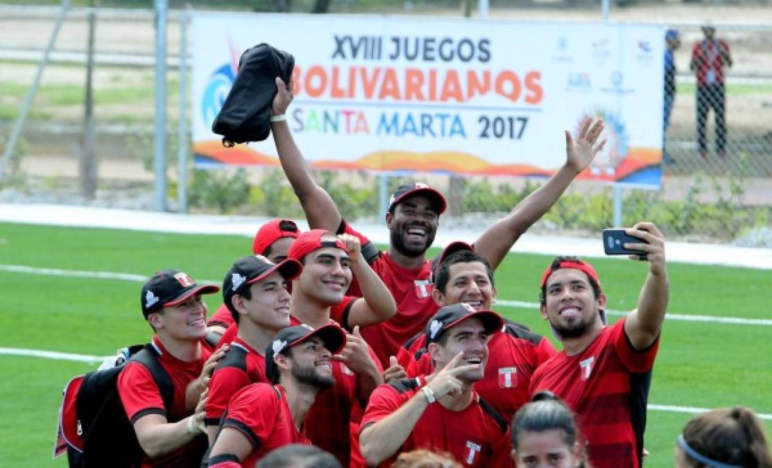 Rugby. <br/>Selfi del recuerdo. Integrantes del equipo de rugby de Perú se toman fotos en la cancha de Santa Marta (Colombia) durante los XVIII Juegos Bolivarianos en el primer día de competencia de este deporte.