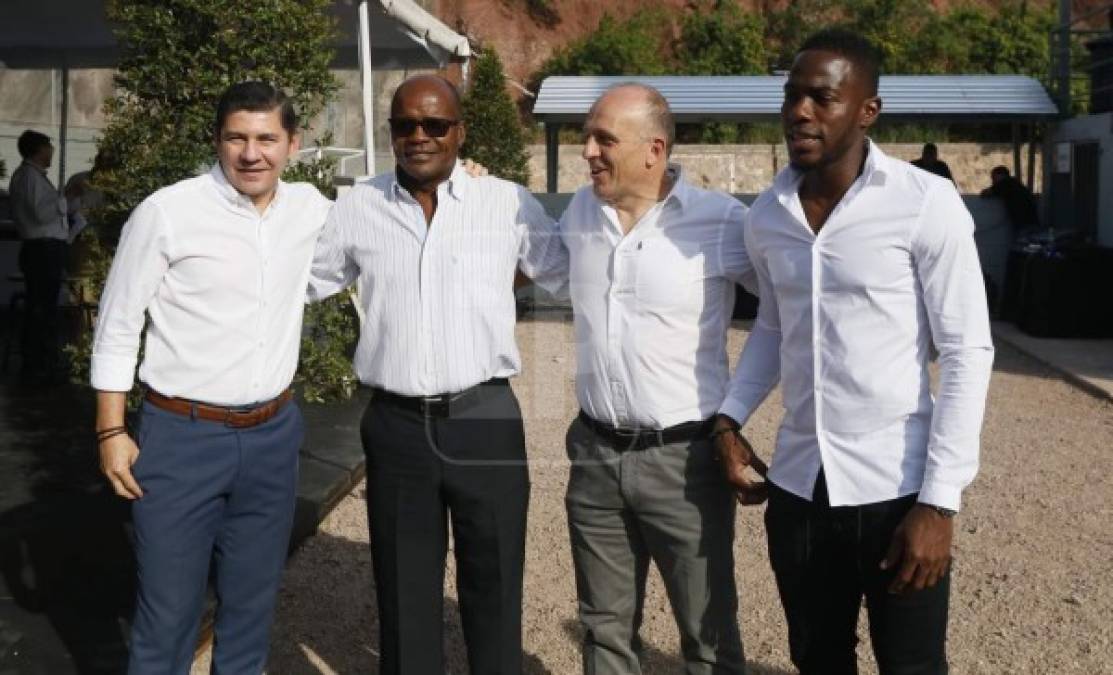 Arnold Cruz,Gilberto Yearwood, Fabián Coito y Maynor Figueroa posaron para el lente de Grupo Opsa ya que participaron en la actividad que tuvo el presidente de la Fifa.