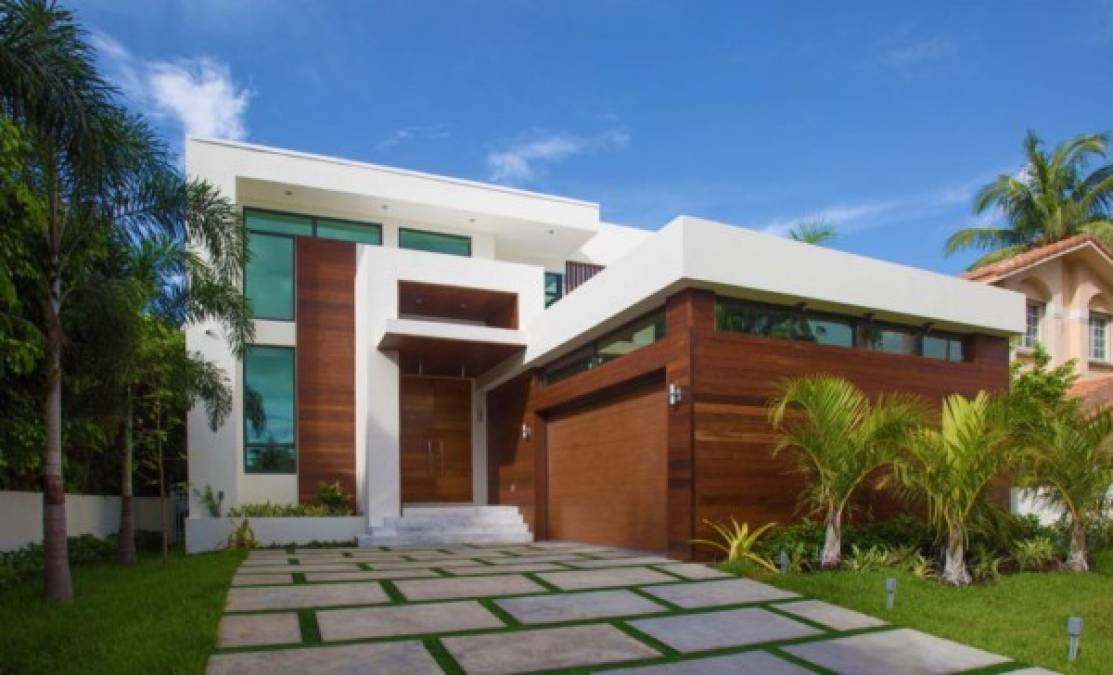 La casa tiene 3,617 pies cuadrados y cuenta con 5 habitaciones, 5 baños completos y una piscina.<br/>