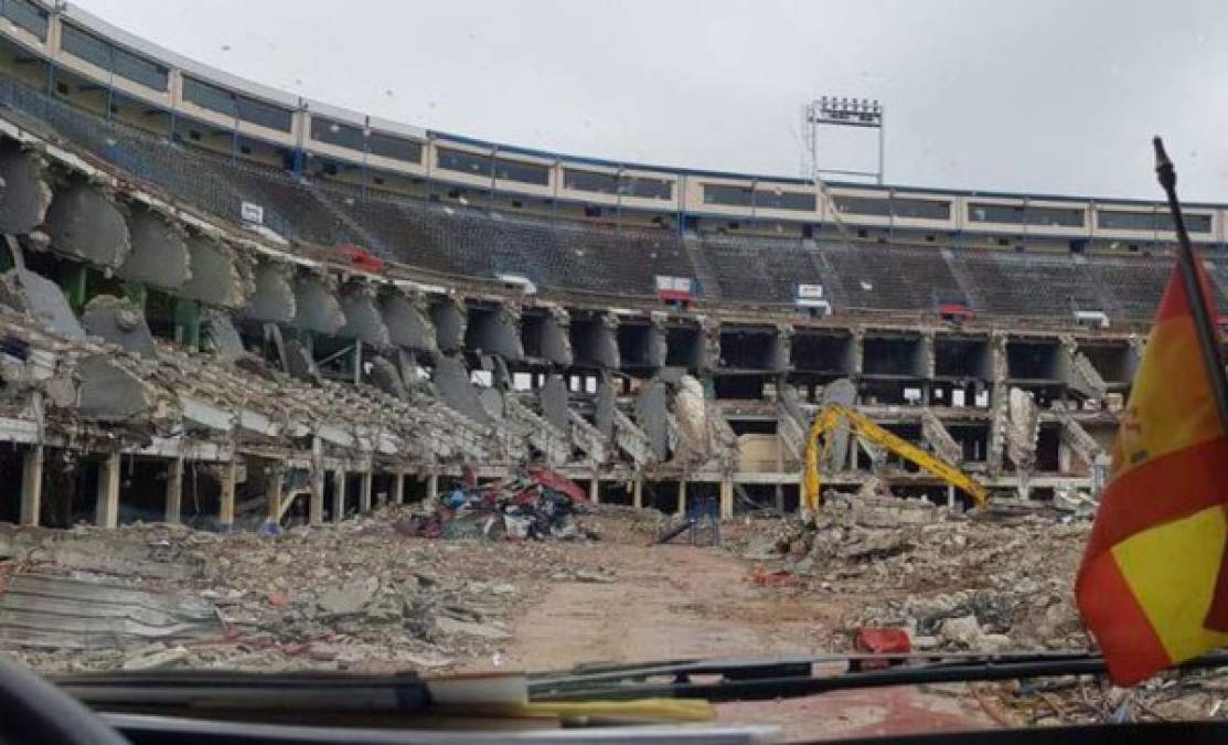 El último paso de la demolición del Vicente Calderón ha sido desviar la M-30, la carretera que pasa por debajo de la tribuna principal, por lo que anteriormente era el césped del estadio. Un desvío que ha dejado una imagen trágica para numerosos aficionados del Atlético de Madrid, que ahora pueden atravesar en coche lo que antes era césped.