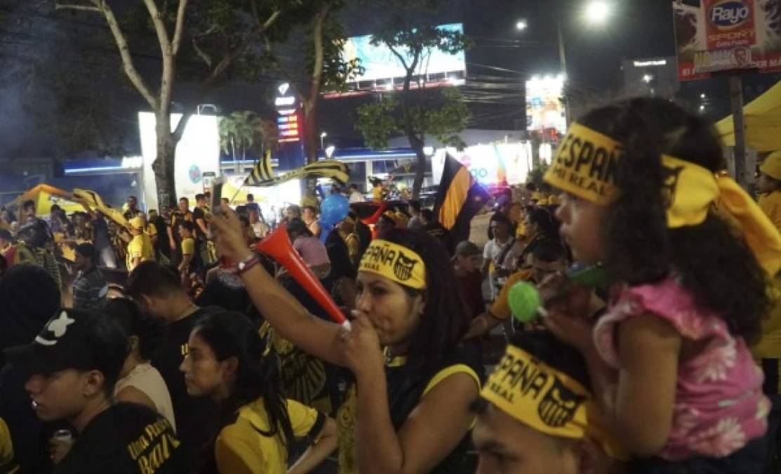 Durante dos horas los jugadores pudieron sacarse fotos y dar autógrafos a los aficionados que con banderas y camisas no cabian de la emoción de saber que nuevamente eran campeones.