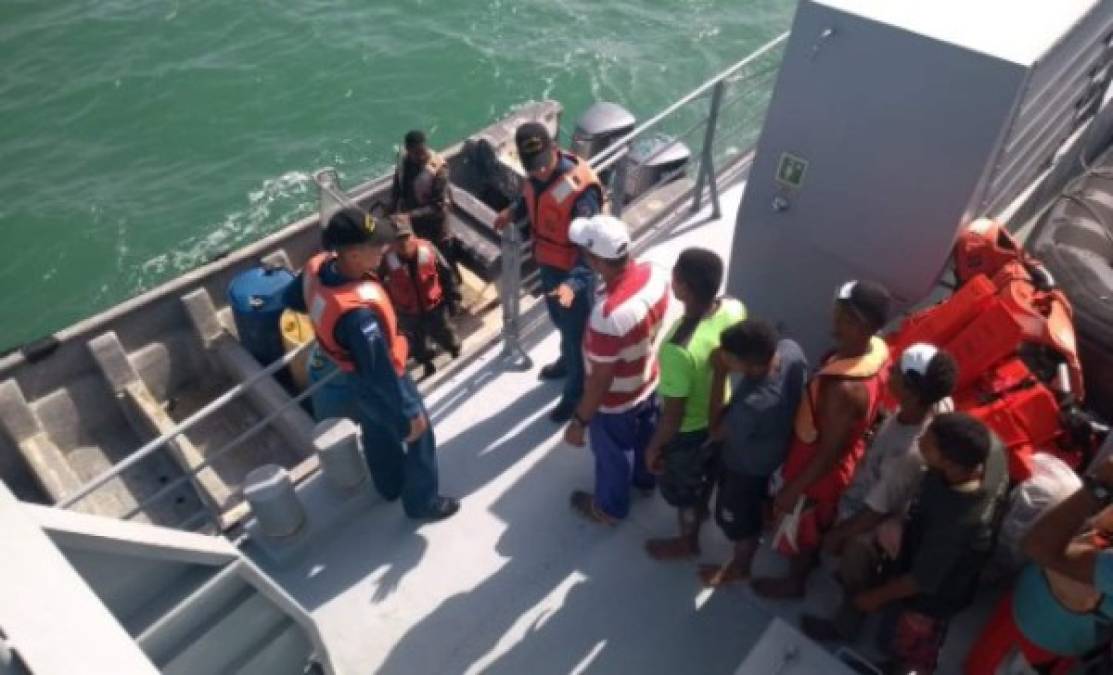 Sobrevivientes del accidente de barco son atendidos a su llegada este jueves a la Base Naval de Caratasca, Puerto Lempira.
