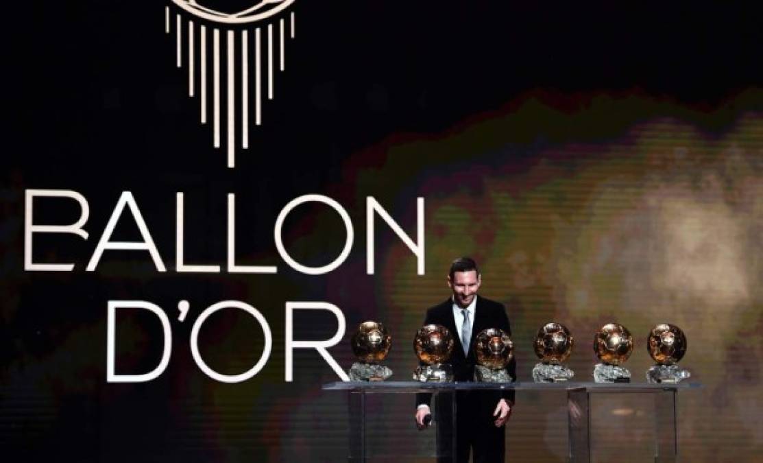 Lionel Messi con sus seis Balones de Oro. La imagen para el recuerdo en la ceremonia.