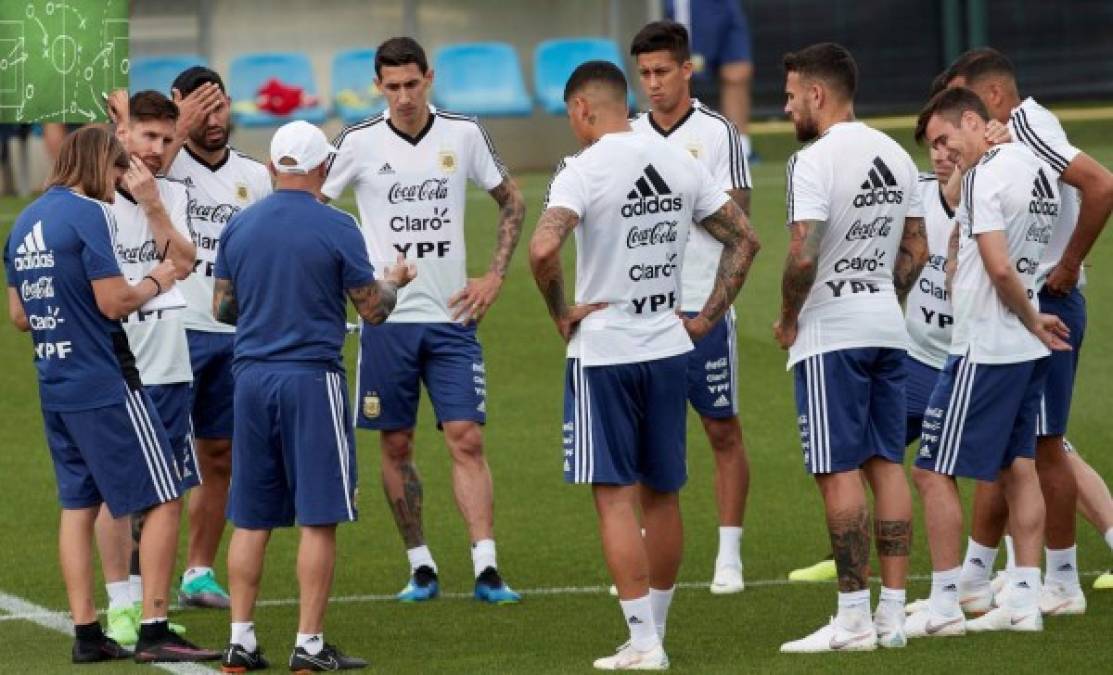 En una mañana marcada por el sol y el viento en Rusia, este día el entrenador Jorge Sampaoli dejó ver el que será posiblemente el 11 titular de Argentina en su estreno en el Mundial en donde debutarán ante Islandia este sábado 16 de junio. Foto EFE/Alejandro García