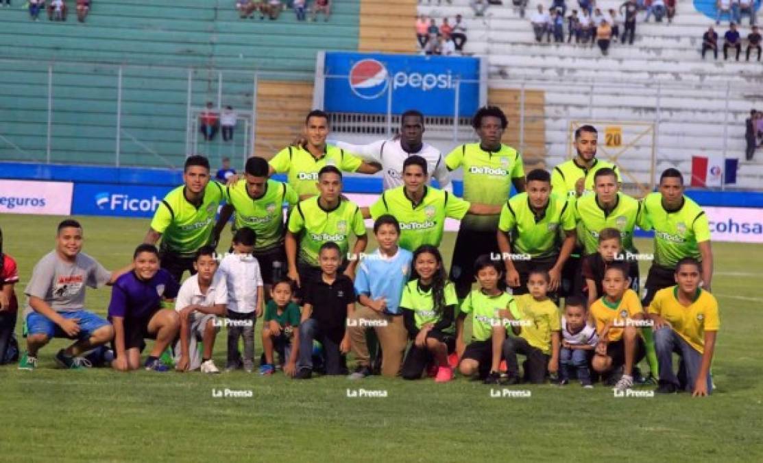 El once titular del Real de Minas, también con niños, posando previo al partido ante Olimpia.