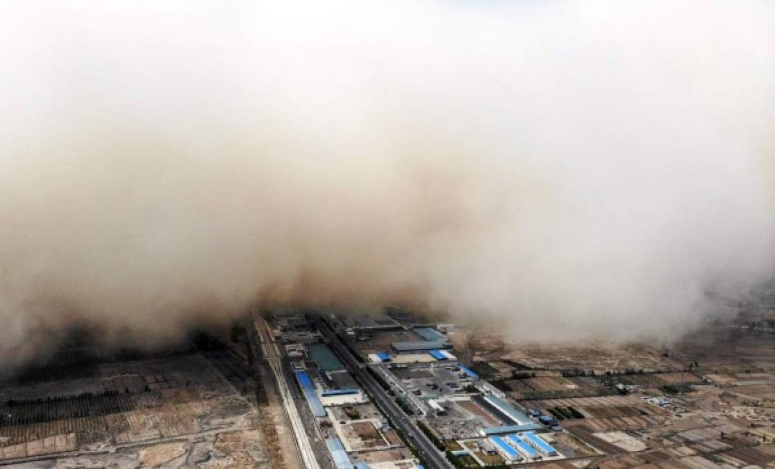 Una inmensa nube de arena cubrió viviendas, edificios y fábricas, causando contaminación y accidentes de tráfico en la provincia de Gansu, en el noroeste de China, donde las tormentas de arena son frecuentes durante la primavera boreal.