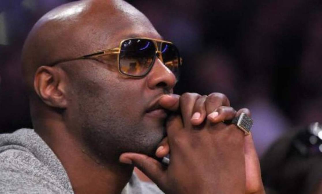 El ex-basquetbolista Lamar Odom está nuevamente en el ojo del huracán. A menos de un año de aquel episodio que lo tuvo entre la vida y la muerte, la estrella de la NBA fue encontrado en un club de strippers y drogado, según reveló el portal Daily Mail. Odom fue noticia en octubre de 2015 cuando fue encontrado en un burdel de Las Vegas inconsciente luego de una noche de drogas y estimulantes que le provocaron una sobredosis. Estuvo hospitalizado varios días en coma, pero no escarmentó y en esta ocasión se encuentra nuevamente en otra controversia.