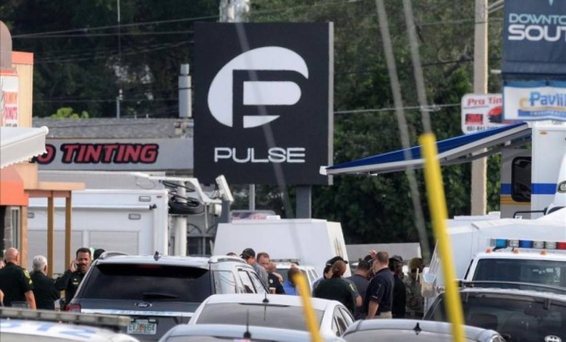 Al menos 49 personas murieron y 53 resultaron heridas el domingo 12 de junio en un ataque con arma de fuego ocurrido en un club nocturno de la comunidad LGBT de la ciudad estadounidense de Orlando, en el estado de Florida. La matanza fue perpetrada por Omar Mateen, un estadounidense de 29 años de origen afgano que murió a manos de las autoridades esa misma noche. Aún investigan los motivos que llevaron a Mateen, un guardia de seguridad armado con un fusil de asalto y una pistola, a matar a 49 personas durante la Noche Latina que celebraba la discoteca.<br/>Poco antes de morir por los disparos de las fuerzas del orden, en las conversaciones que mantuvo con el teléfono de emergencia 911, Mateen juró lealtad a Abu Bakr a-Baghadadi, el líder del grupo terrorista Estado Islámico, y pidió que EUA dejase de bombardear Siria. Antes de la tragedia en Pulse, Mateen ya había sido interrogado por el Buró de Investigaciones Federales (FBI) en 2013 y 2014.<br/>El padre de Mateen, Mir Seddique, aseguró que ignoraba que su hijo “tuviera tanto odio en su corazón”. Agregó que su vástago creía que la homosexualidad era “normalmente castigada por Dios”.