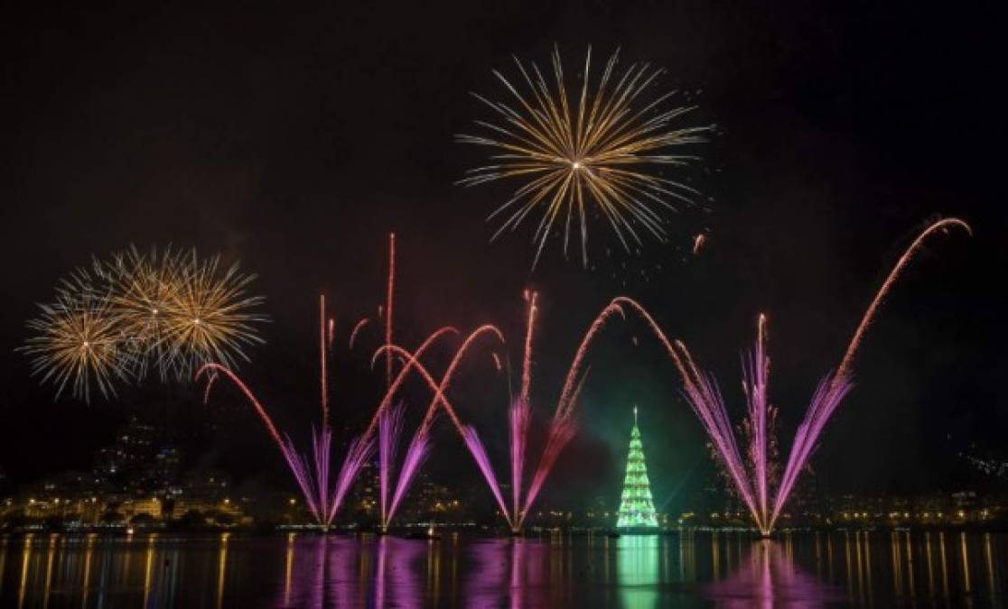 En Río de Janeiro, el árbol de Navidad flotante más grande del mundo volvió a brillar acompañado de un espectáculo pirotécnico y en medio de una gran expectación tras su ausencia desde 2015.