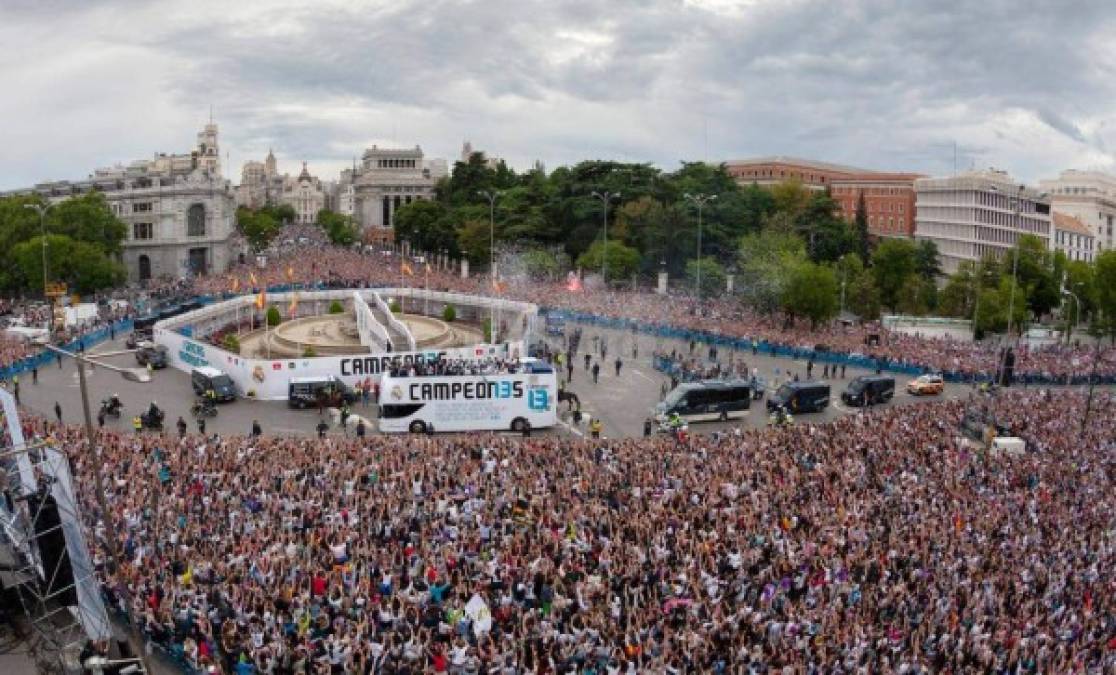 La Plaza Cibeles se llenó de madridistas que celebraron con la plantilla del Real Madrid.