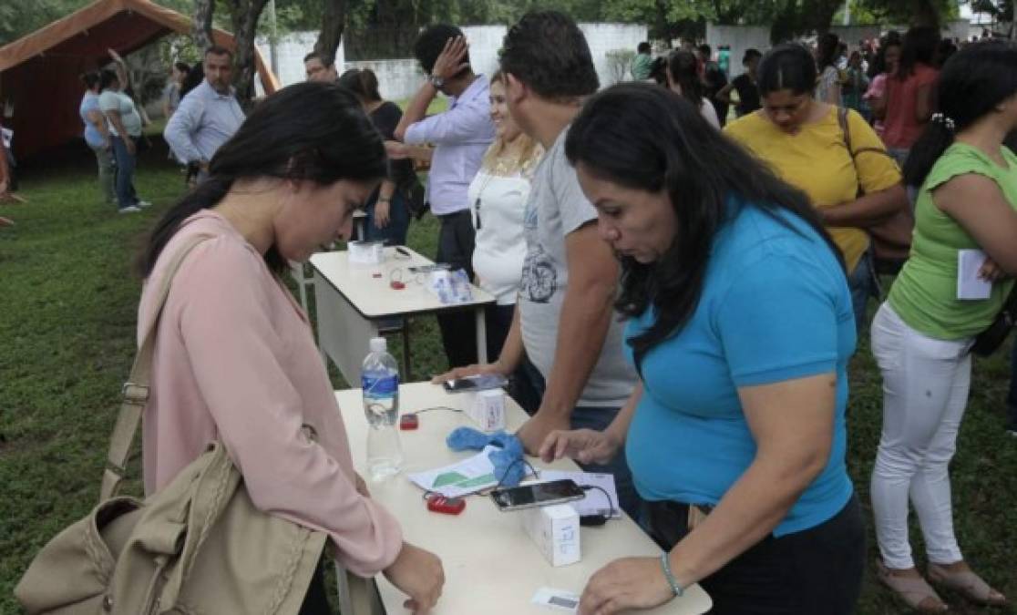 Hasta ahora el proceso se ha desarrollado con normalidad en la mayoría de centros donde muchos maestros madrugaron para hacer fila y posteriormente registrarse.